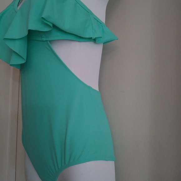 Victoria's Secret Side Cutout Ruffle Swimwear. - Picture 4 of 7